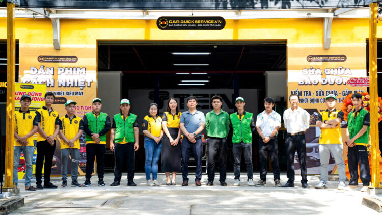 Bảo dưỡng xe ô tô chuyên nghiệp với đội ngũ kỹ thuật viên CarQuickService.vn