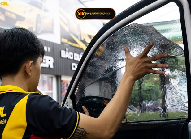 Dịch vụ dán phim cách nhiệt xe ô tô tại CarQuickService