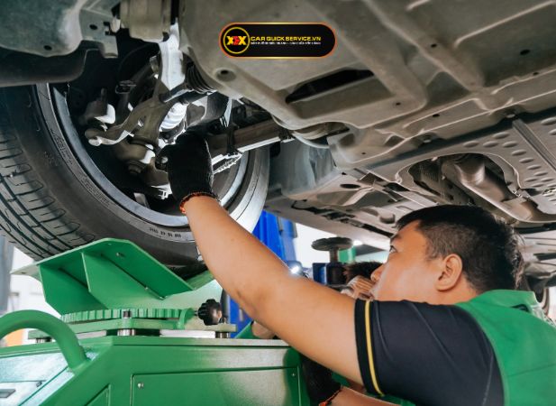 Kiểm tra hệ thống treo khi bảo dưỡng gầm ô tô