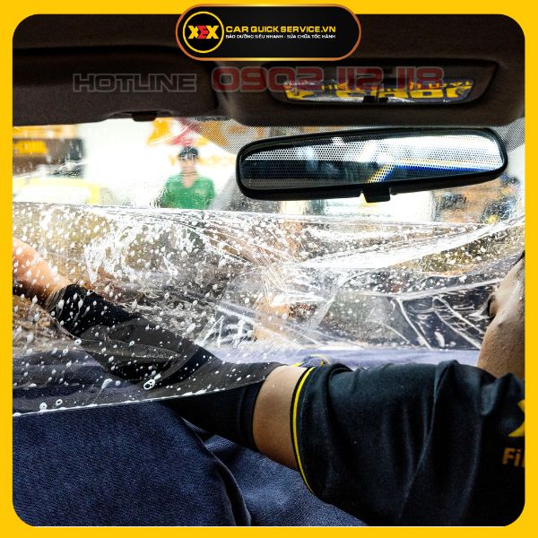 Dán phim cách nhiệt ô tô 4 chỗ