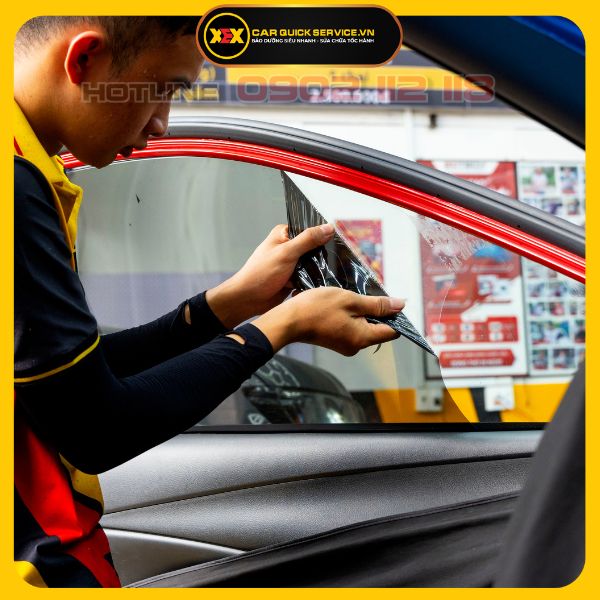 Dán phim cách nhiệt ô tô 4 chỗ