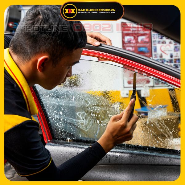 Dán phim cách nhiệt ô tô 4 chỗ