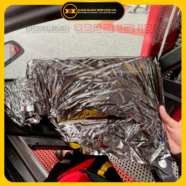 Dán phim siêu cách nhiệt ô tô 4 chỗ