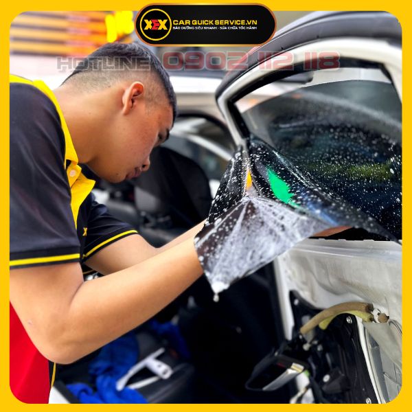 Dán phim siêu cách nhiệt ô tô 7 chỗ