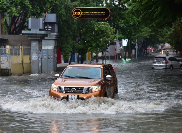 Di chuyển xe khỏi vùng nước ngập - cách xử lý xe ô tô bị ngập nước