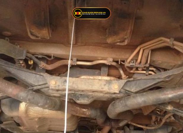Cách kiểm tra xe ô tô bị ngập nước - Kiểm tra chỗ bị gỉ sét