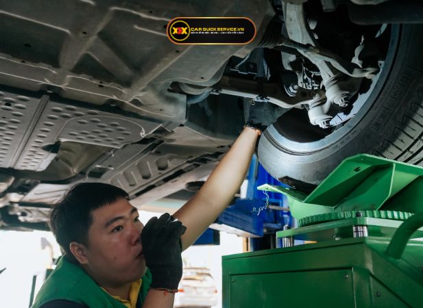 Kiểm tra gầm xe ô tô ngay khi gặp 1 trong các dấu hiệu trên
