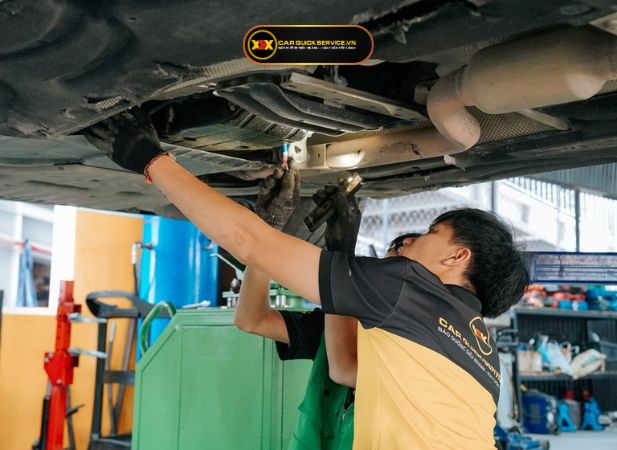 Kỹ thuật viên kiểm tra tình trạng phuộc ô tô