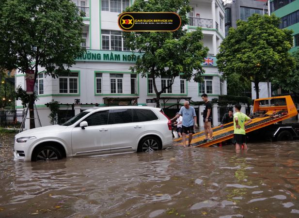 Liên hệ đội cứu hộ - cách xử lý xe ô tô ngập nước thông minh