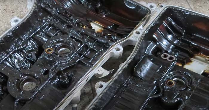 Dầu bị đóng cặn gây kẹt xéc-măng ô tô