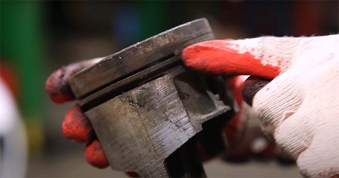 Xéc-măng ô tô bị gãy 