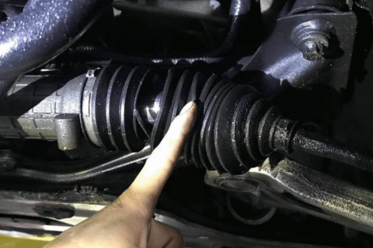 Chảy mỡ trục láp ô tô ảnh hưởng đến vận hành xe